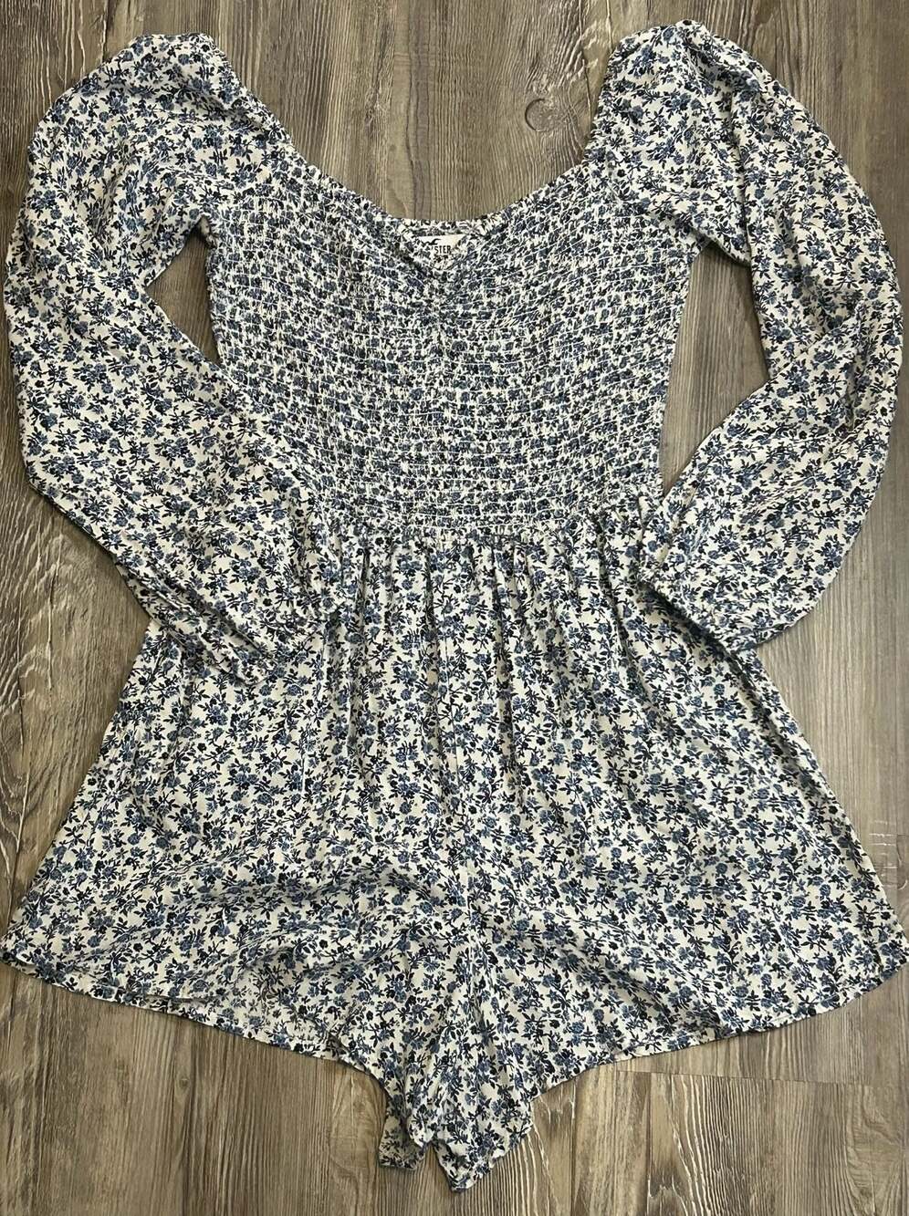 Hollister Long Sleeve Smocked Floral Romper Size M